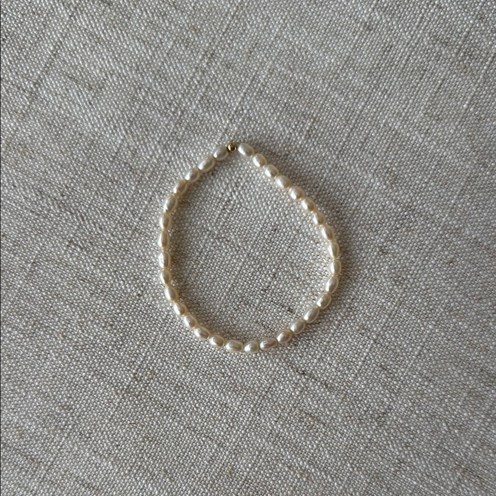 Stretchy pearl bracelet